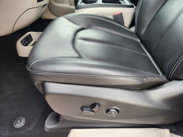 2023 Chrysler Pacifica Hybrid Touring L - Photo 25