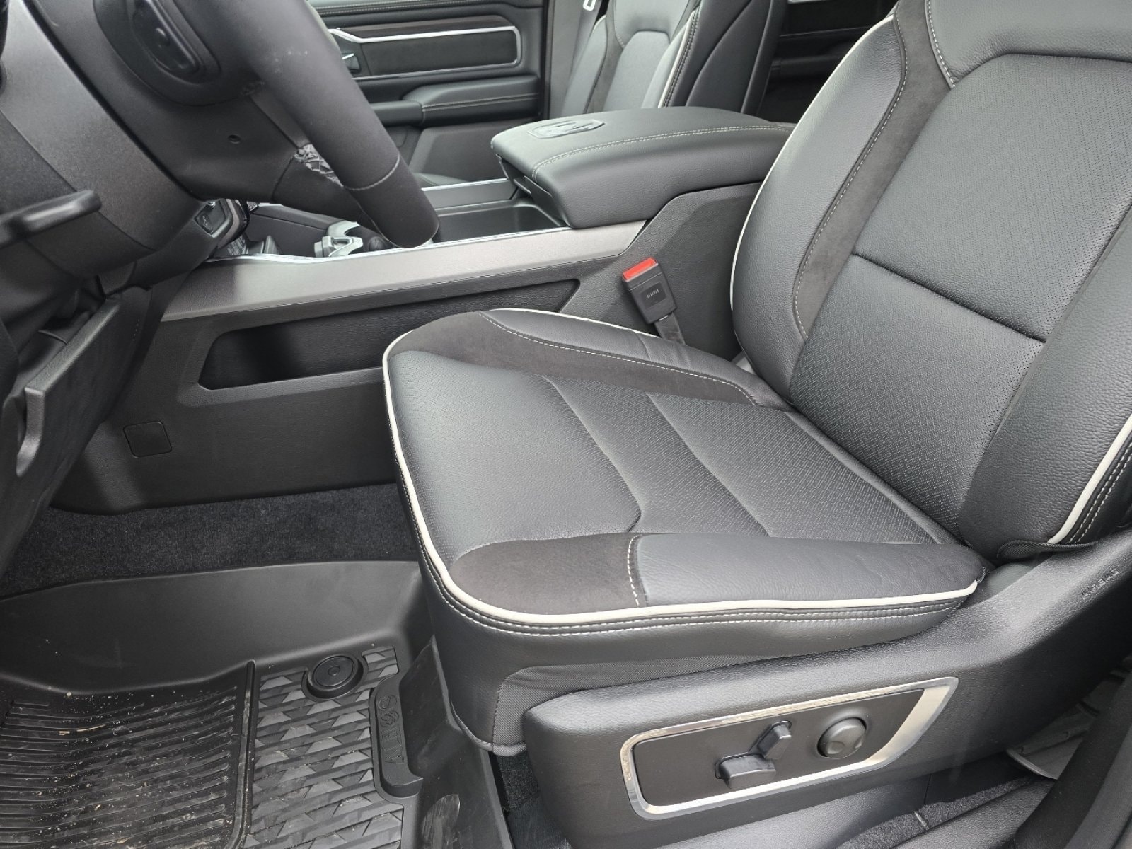 2026 RAM 1500 Laramie - Photo 15
