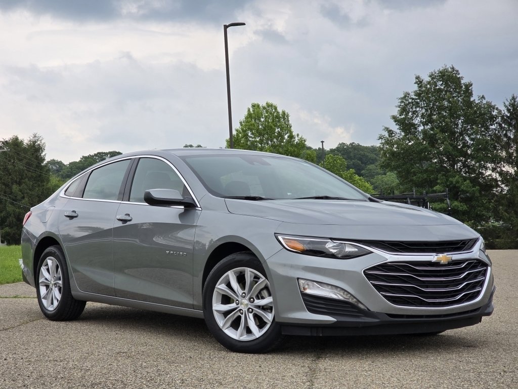 2025 Chevrolet Malibu photo 2