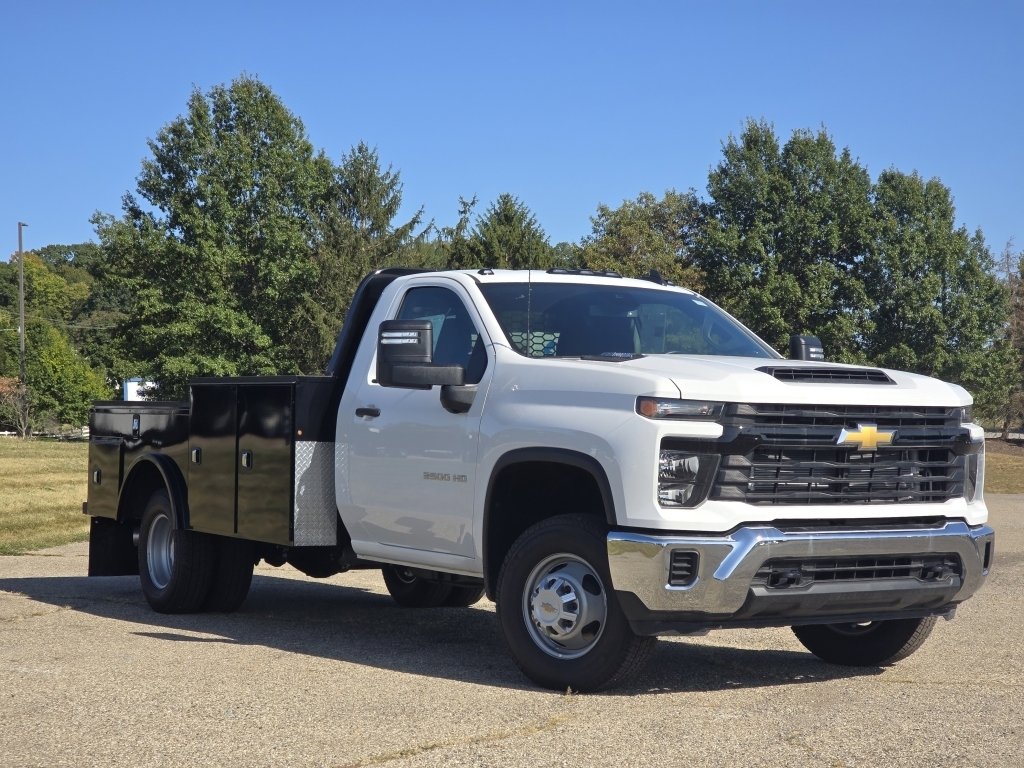 2025 Chevrolet Silverado 3500HD Work Truck photo 2
