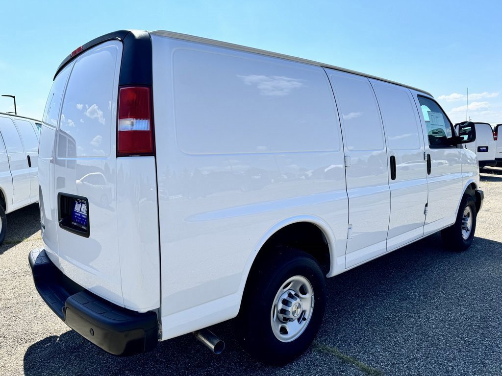 2025 Chevrolet Express Cargo Van photo 4
