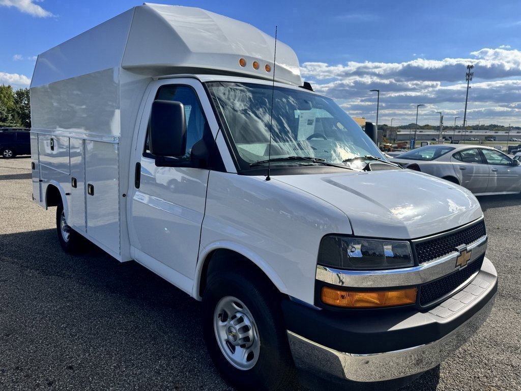 2025 Chevrolet Express Cutaway Van photo 3