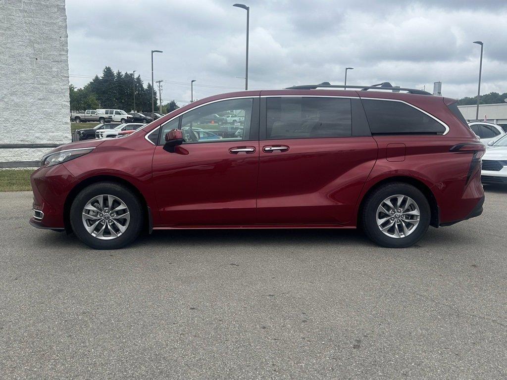 2022 Toyota Sienna XLE photo 3