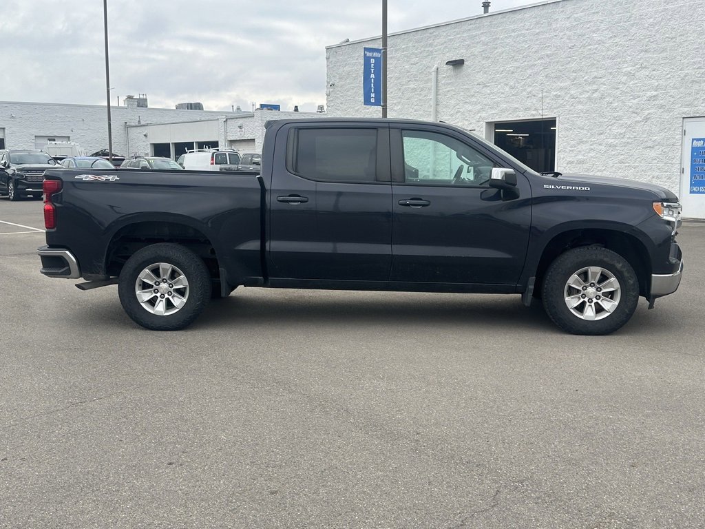 2022 Chevrolet Silverado 1500 LT photo 3
