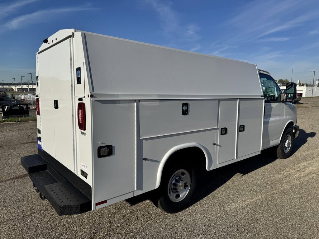 2025 Chevrolet Express Cutaway Van photo 4