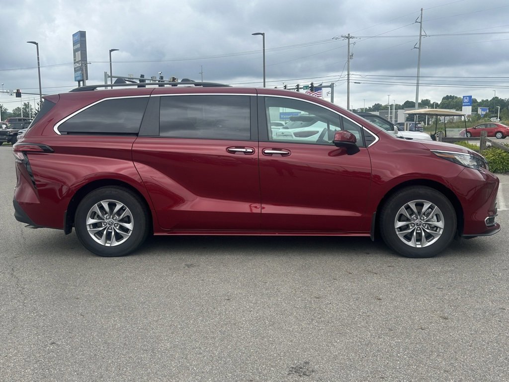2022 Toyota Sienna XLE photo 2
