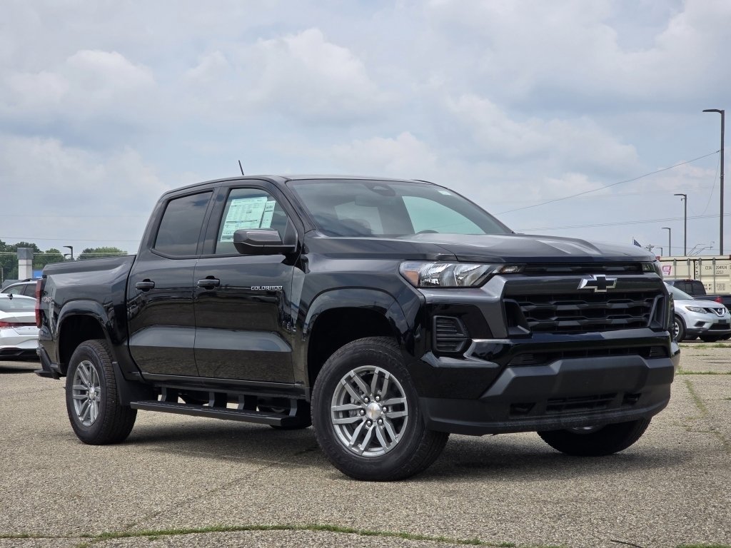 2025 Chevrolet Colorado Work Truck LT photo 2