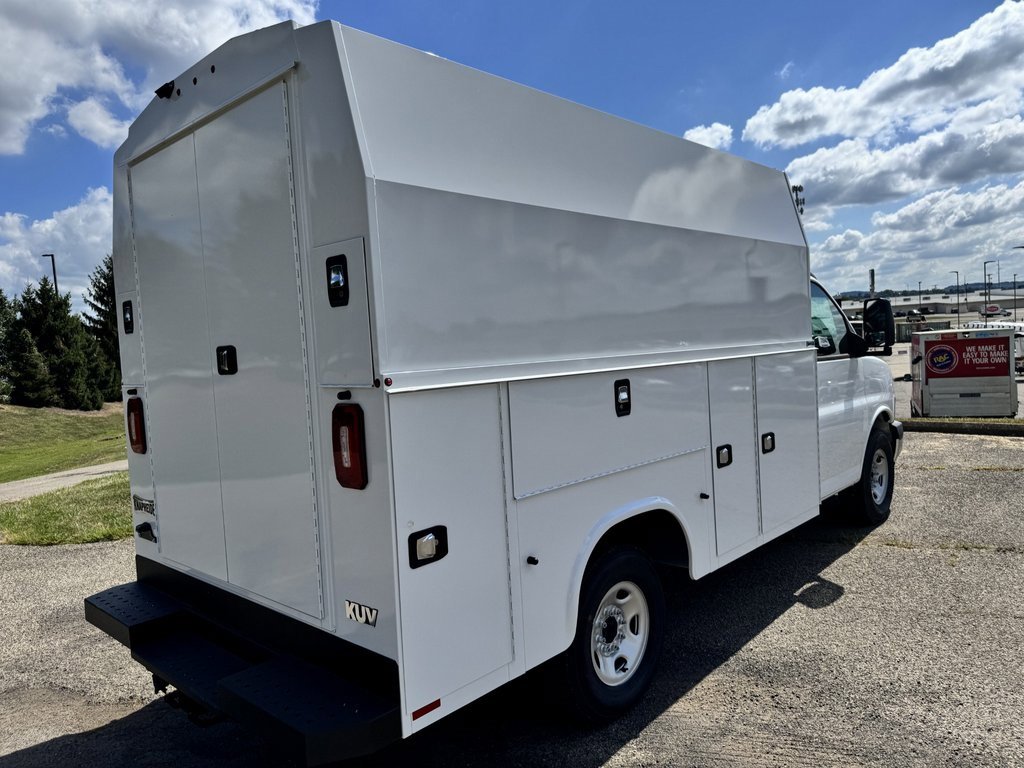 2025 Chevrolet Express Cutaway Van photo 4