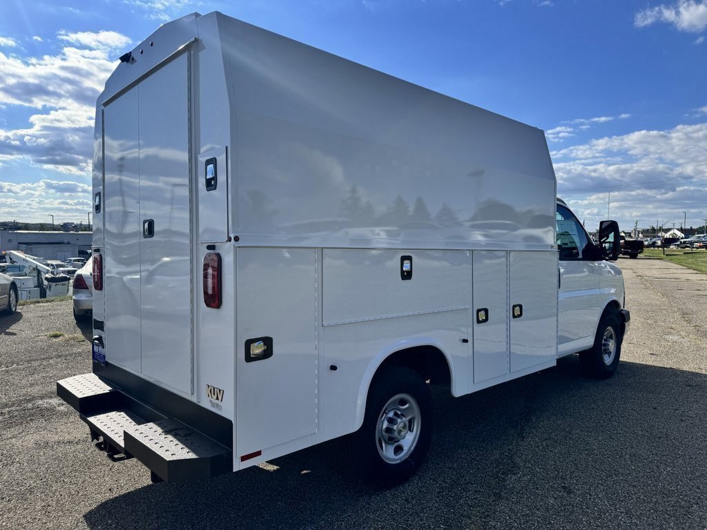 2025 Chevrolet Express Cutaway Van photo 4