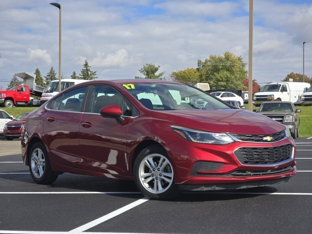Used 2017 Chevrolet Cruze LT with VIN 1G1BE5SM0H7162259 for sale in Lancaster, OH