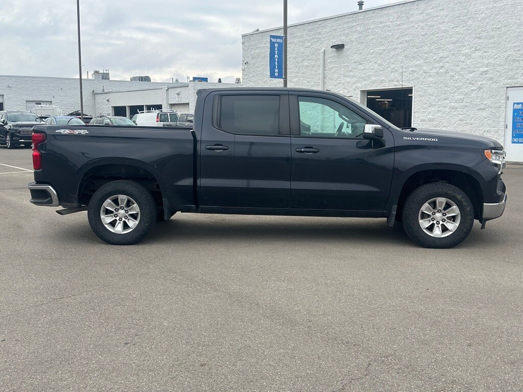 2022 Chevrolet Silverado 1500 LT photo 3
