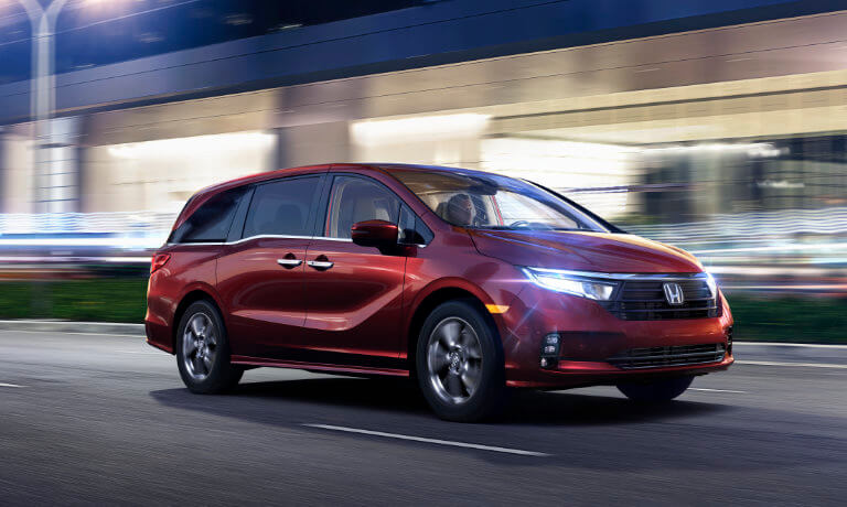 2023 Honda Odyssey driving in the city at night
