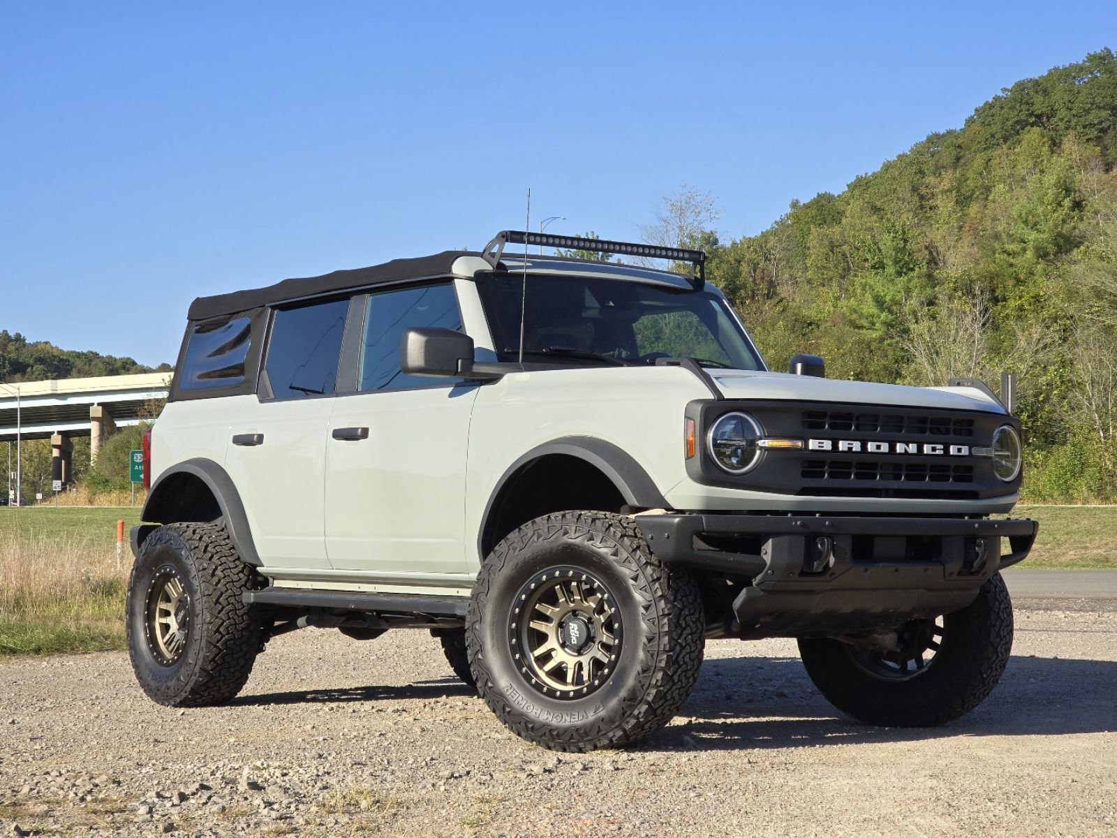 2021 Ford Bronco Black Diamond photo 2