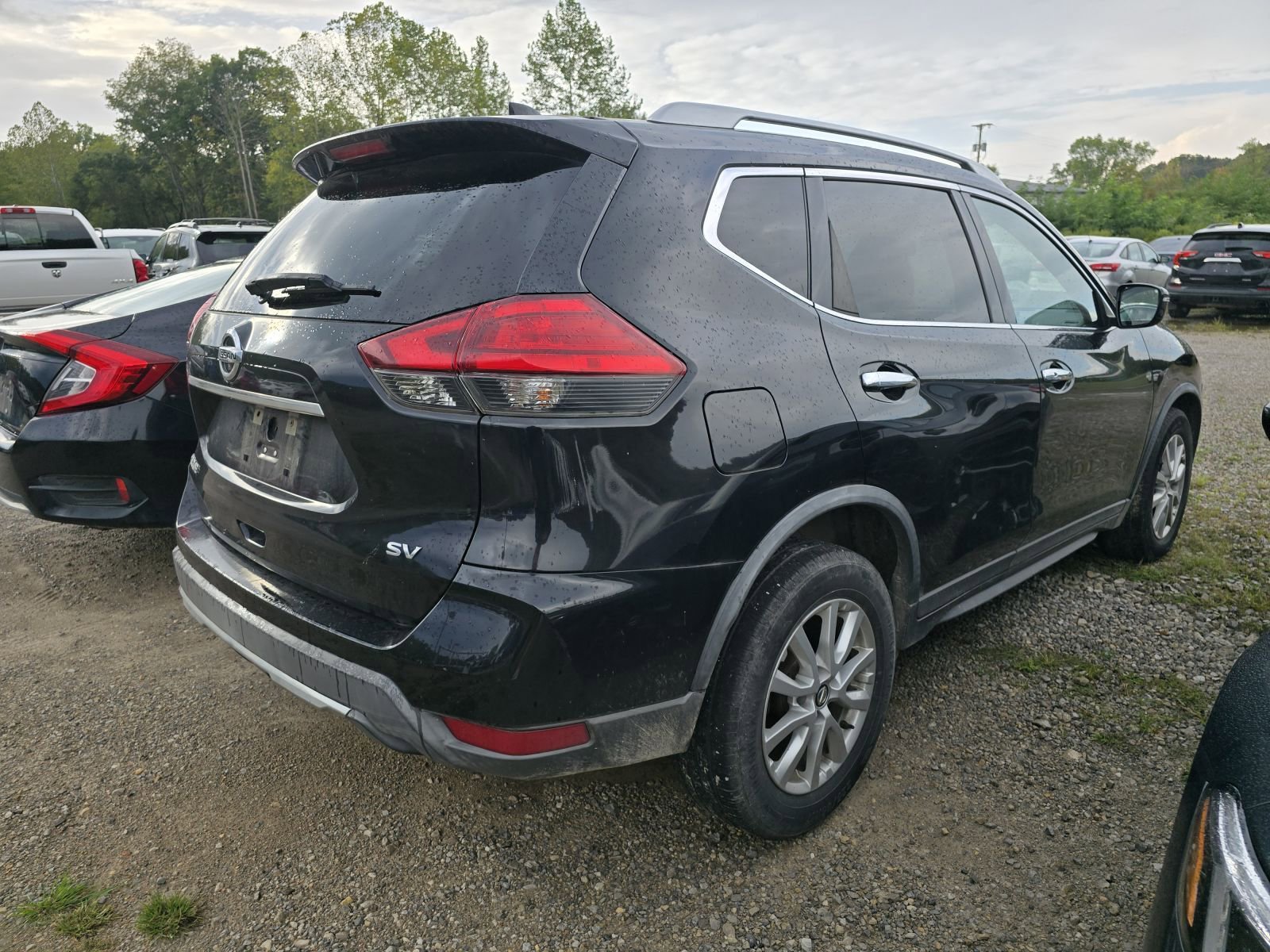 2017 Nissan Rogue SV photo 3