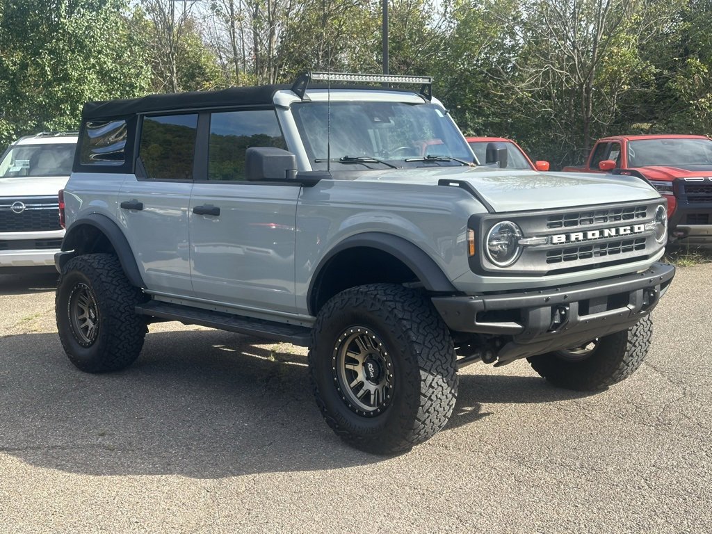 2021 Ford Bronco Black Diamond photo 2