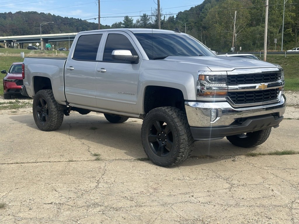 2018 Chevrolet Silverado 1500 LT photo 2