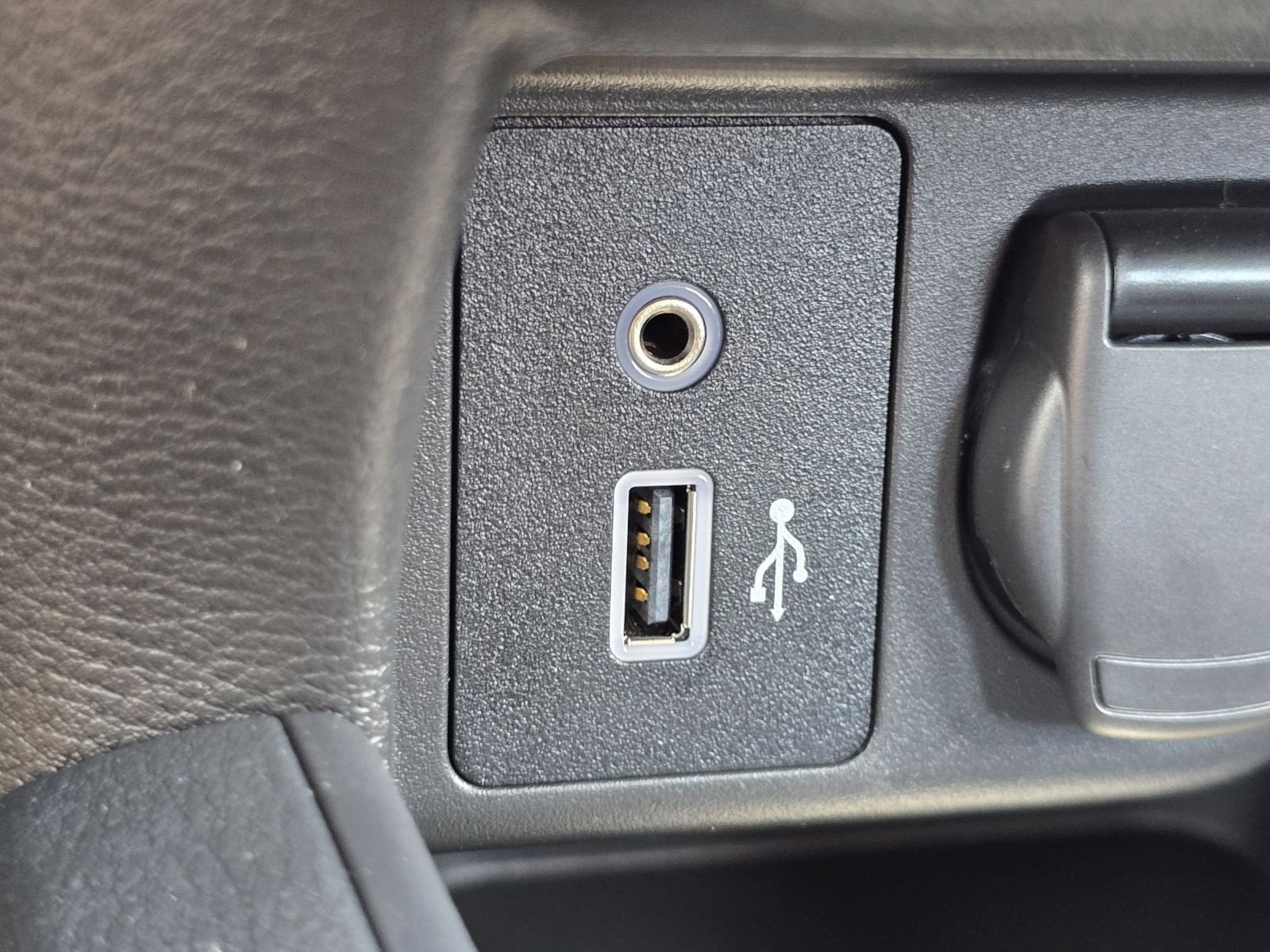 2025 Nissan Versa 1.6 S photo 3