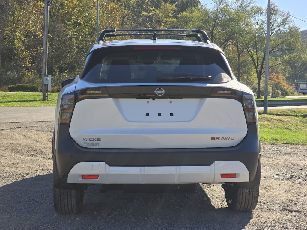 2026 Nissan Kicks SR photo 3
