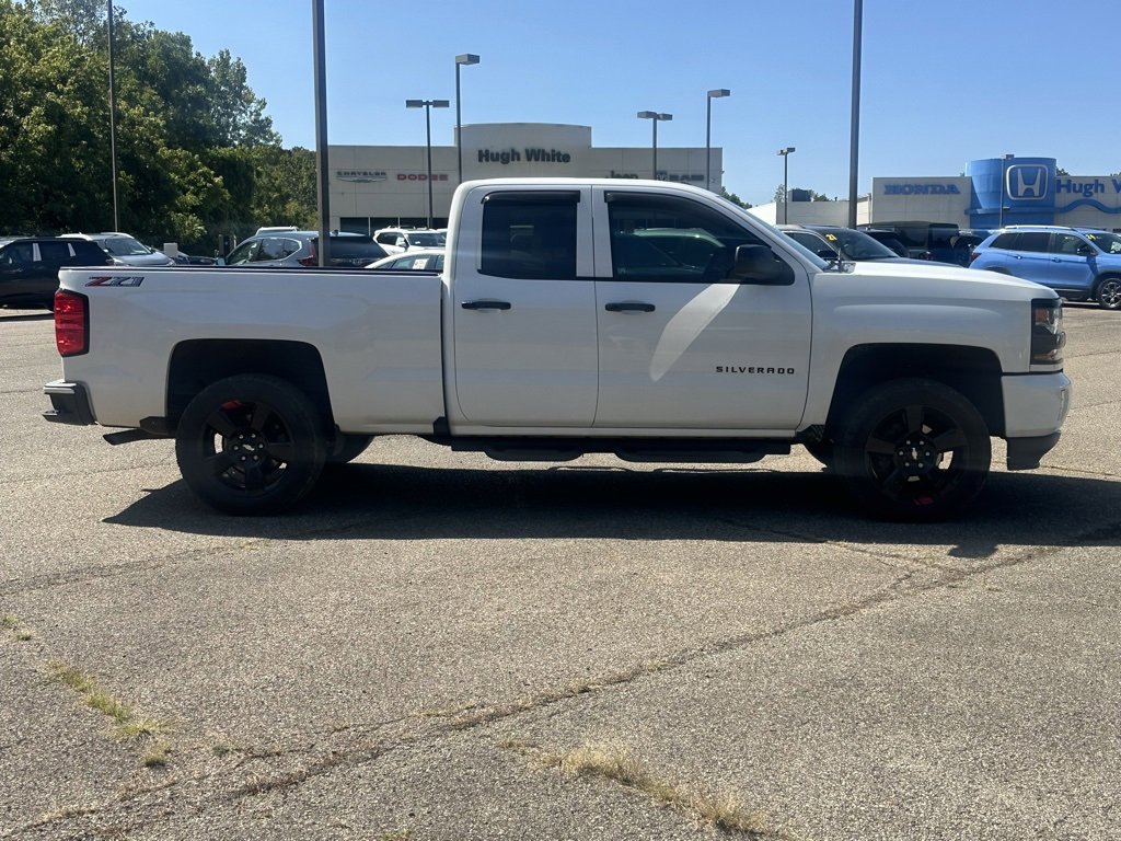 2018 Chevrolet Silverado 1500 LT photo 3