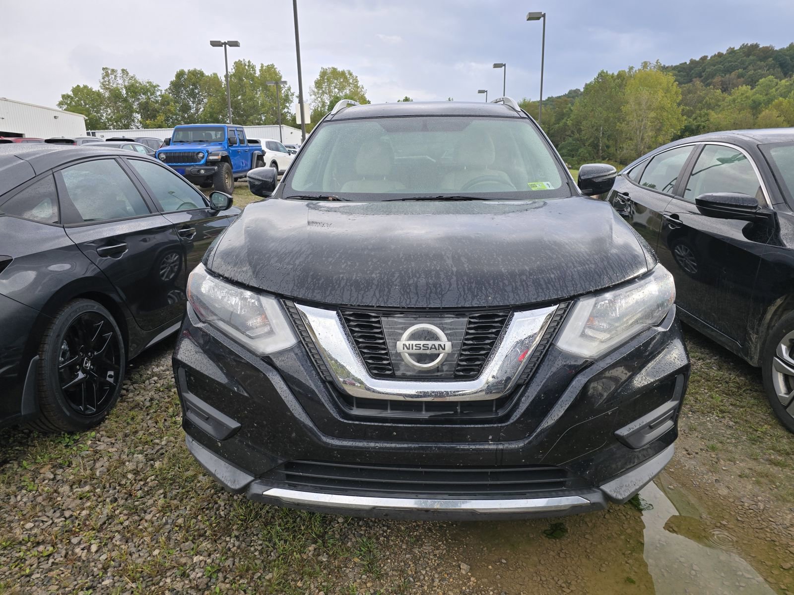 2017 Nissan Rogue SV photo 2