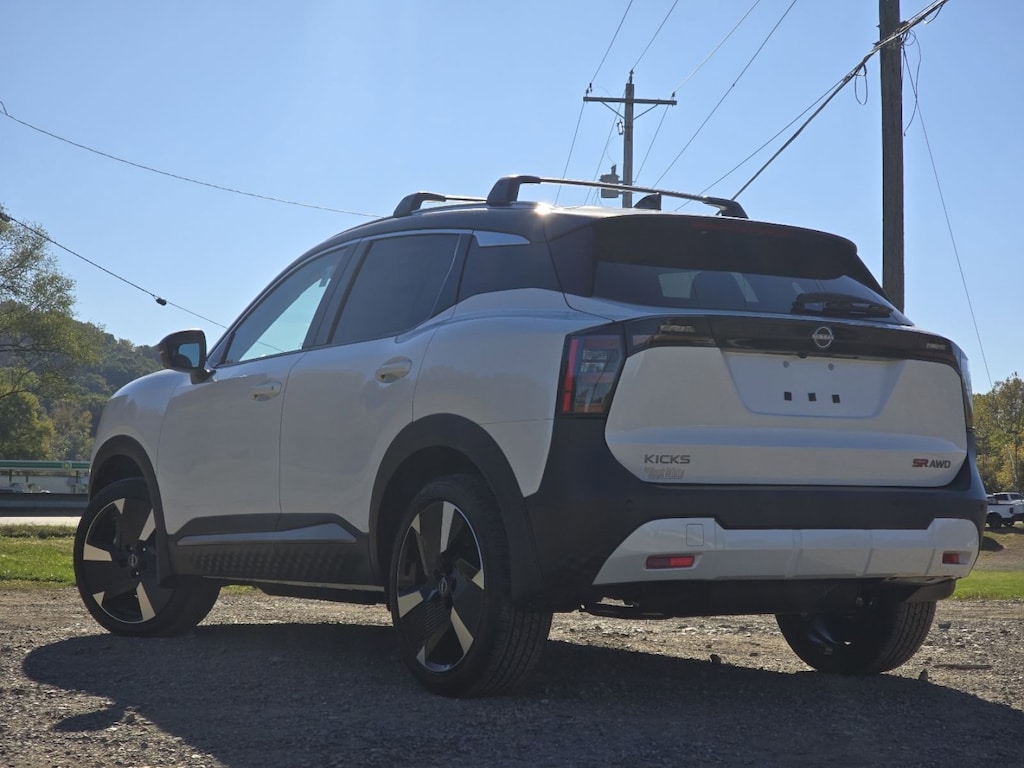 2026 Nissan Kicks SR photo 2