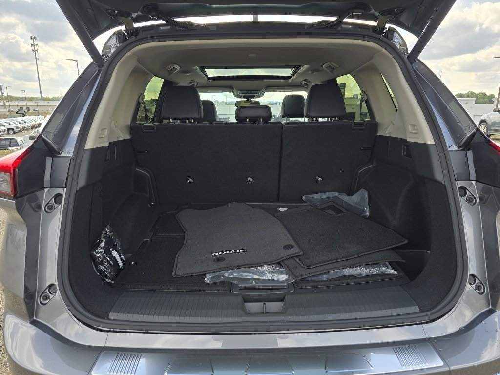 2026 Nissan Rogue Platinum photo 4