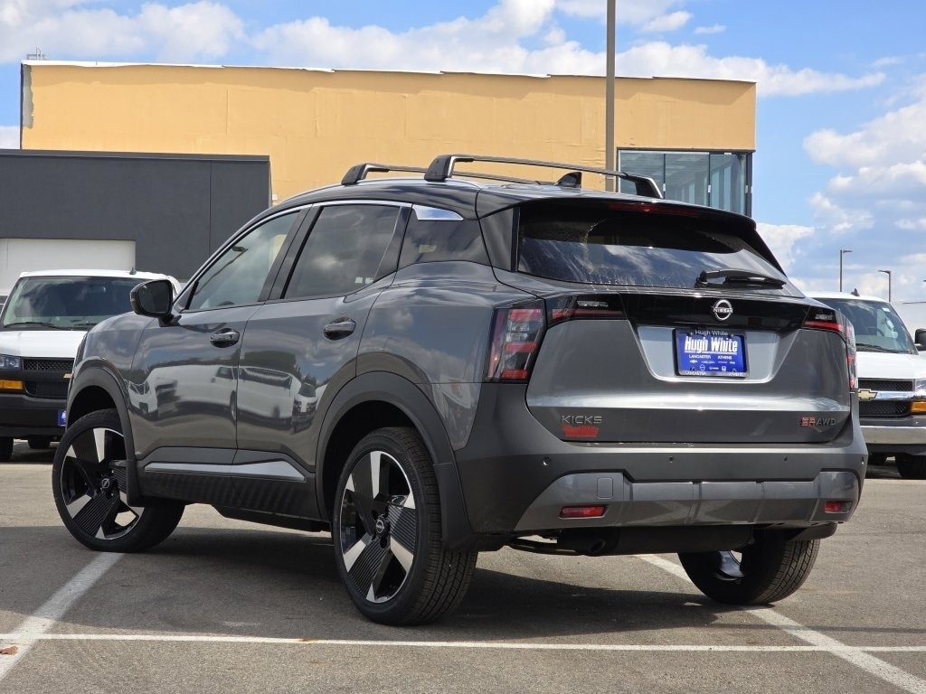 2026 Nissan Kicks SR photo 2