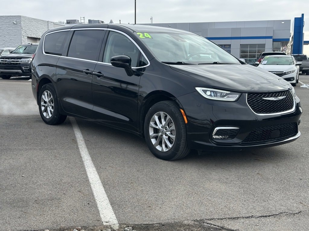 2024 Chrysler Pacifica Touring L's photo