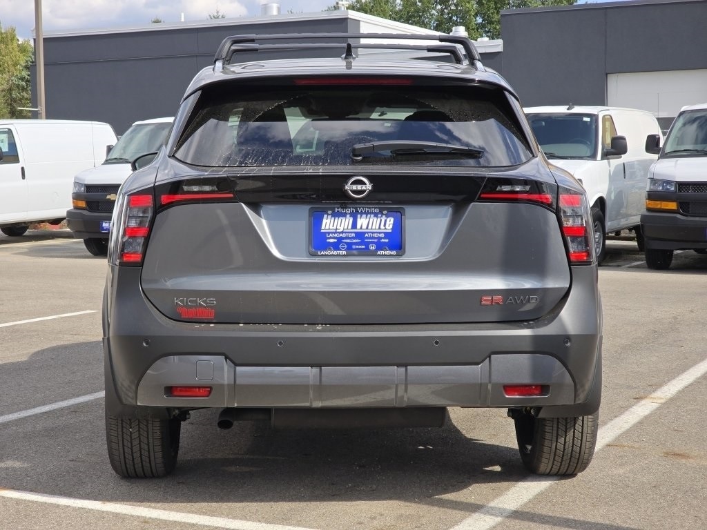 2026 Nissan Kicks SR photo 3