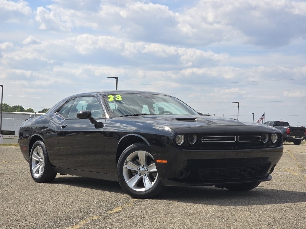 2023 Dodge Challenger SXT photo 2