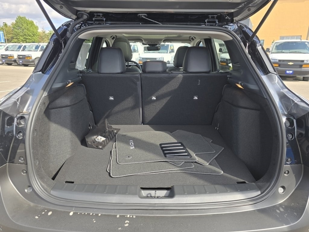 2026 Nissan Kicks SR photo 4