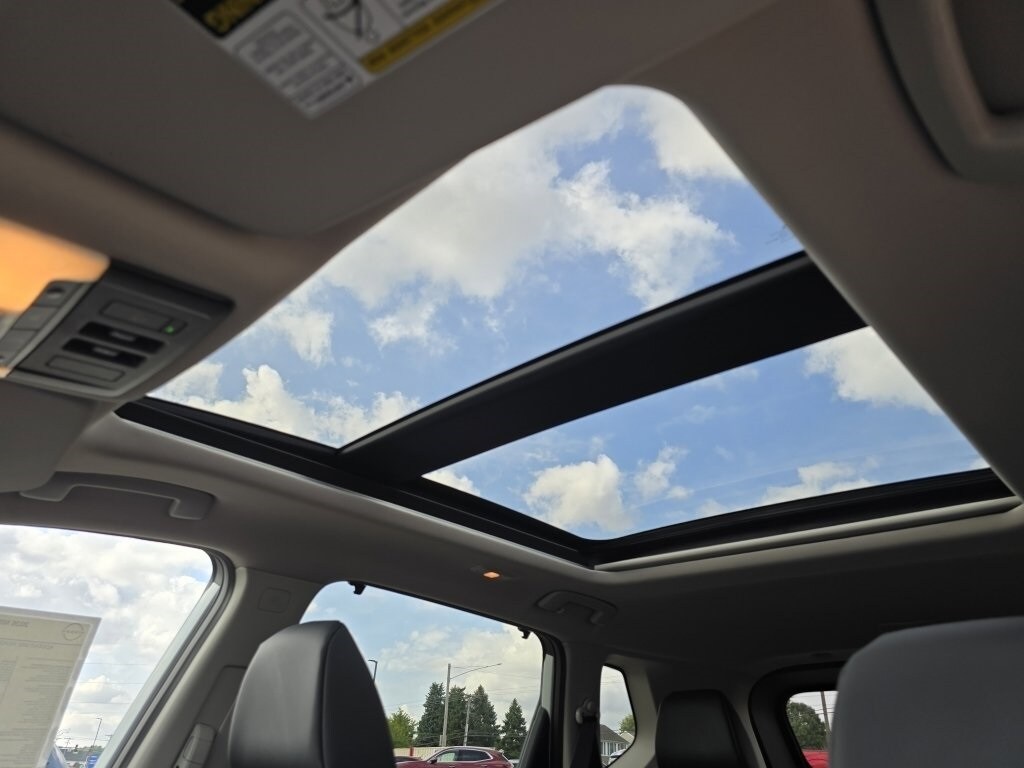 2026 Nissan Rogue SV photo 2