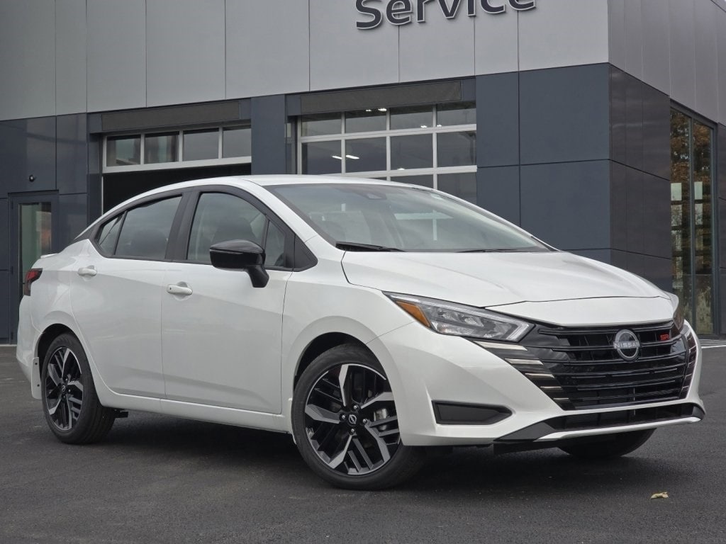 2025 Nissan Versa Sedan SR's photo