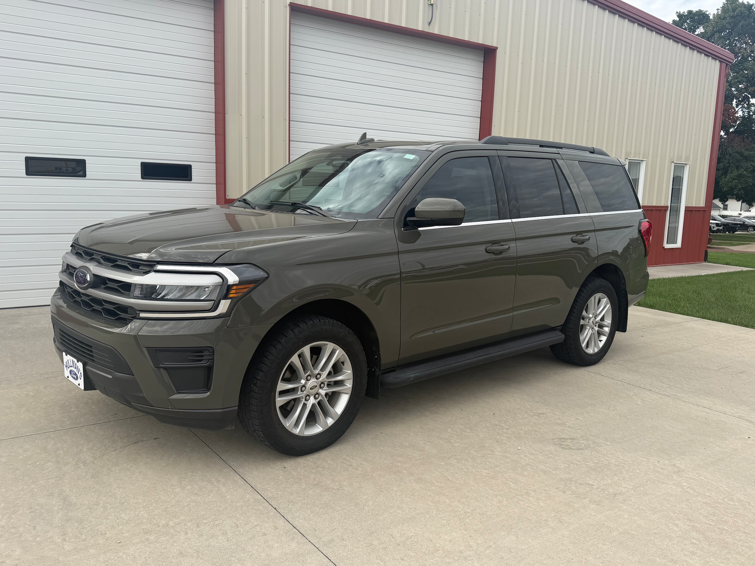 Used 2024 Ford Expedition XLT with VIN 1FMJU1J84REA41407 for sale in Kansas City