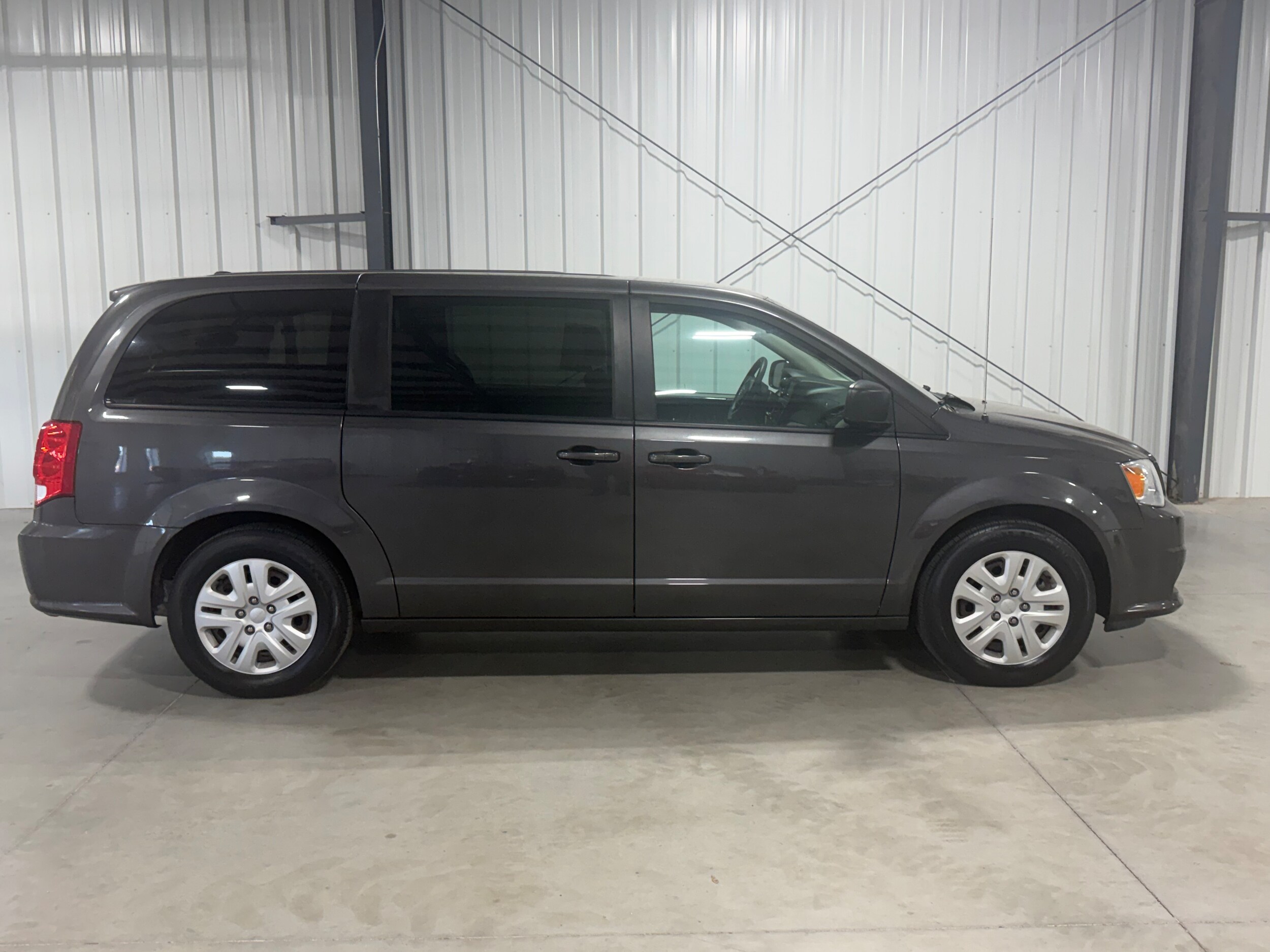 Used 2018 Dodge Grand Caravan SE with VIN 2C4RDGBG2JR296919 for sale in Kansas City