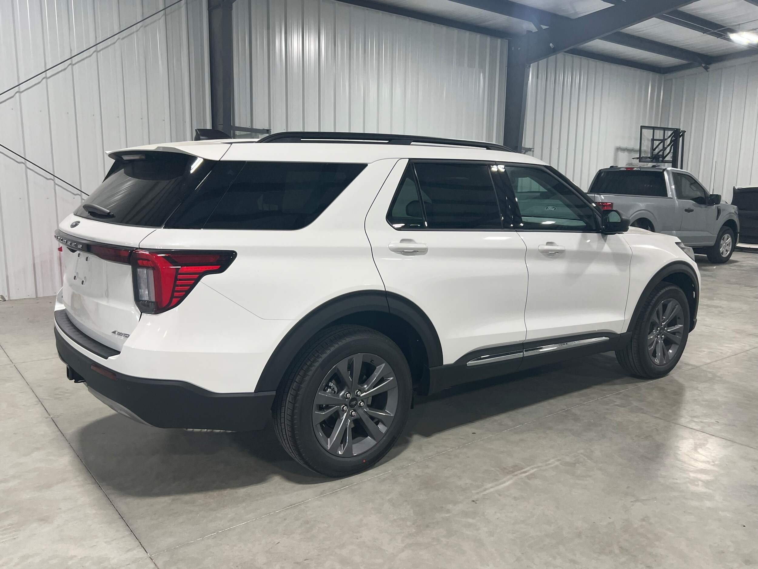 2025 Ford Explorer photo 3