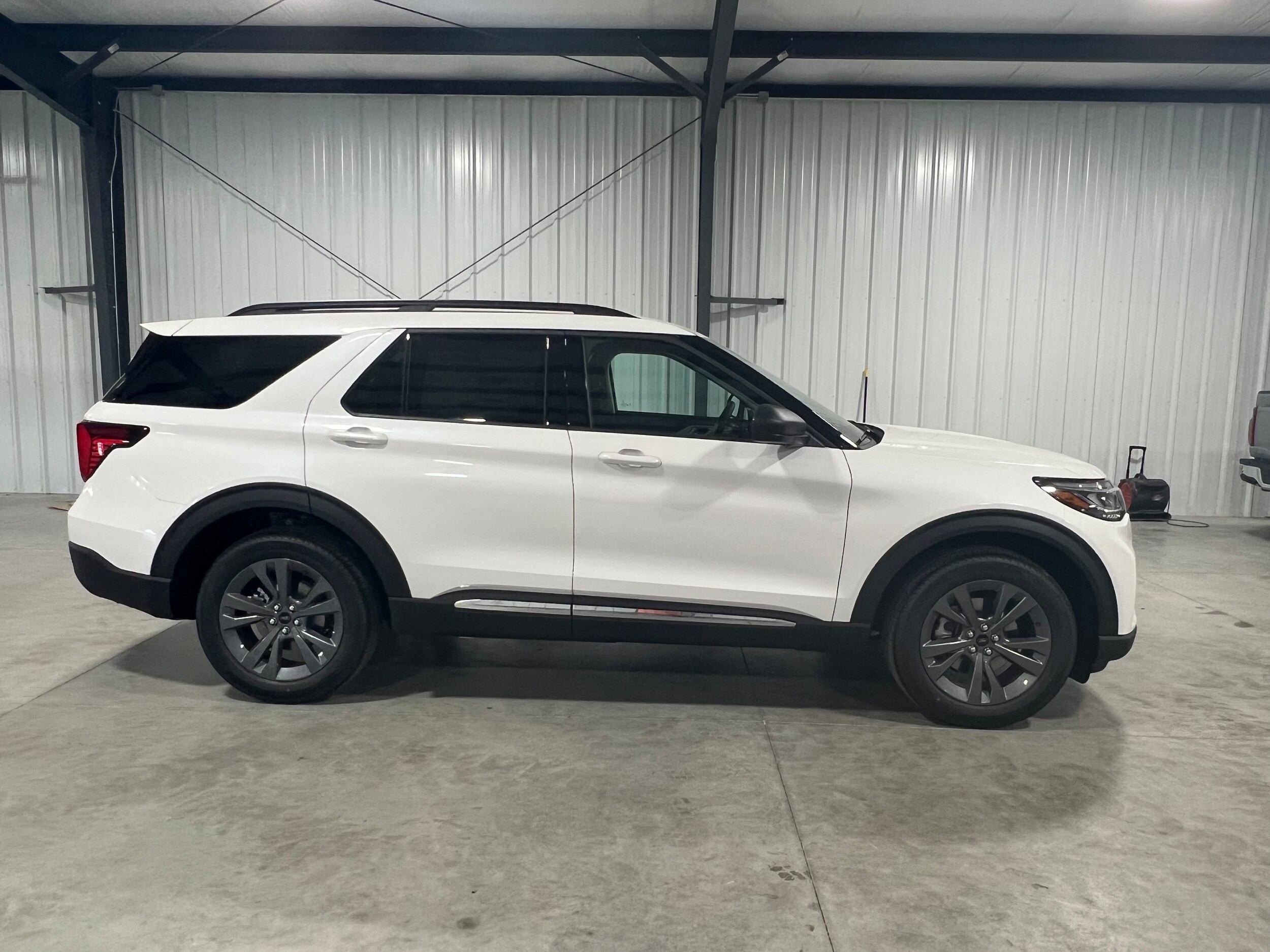 2025 Ford Explorer photo 2