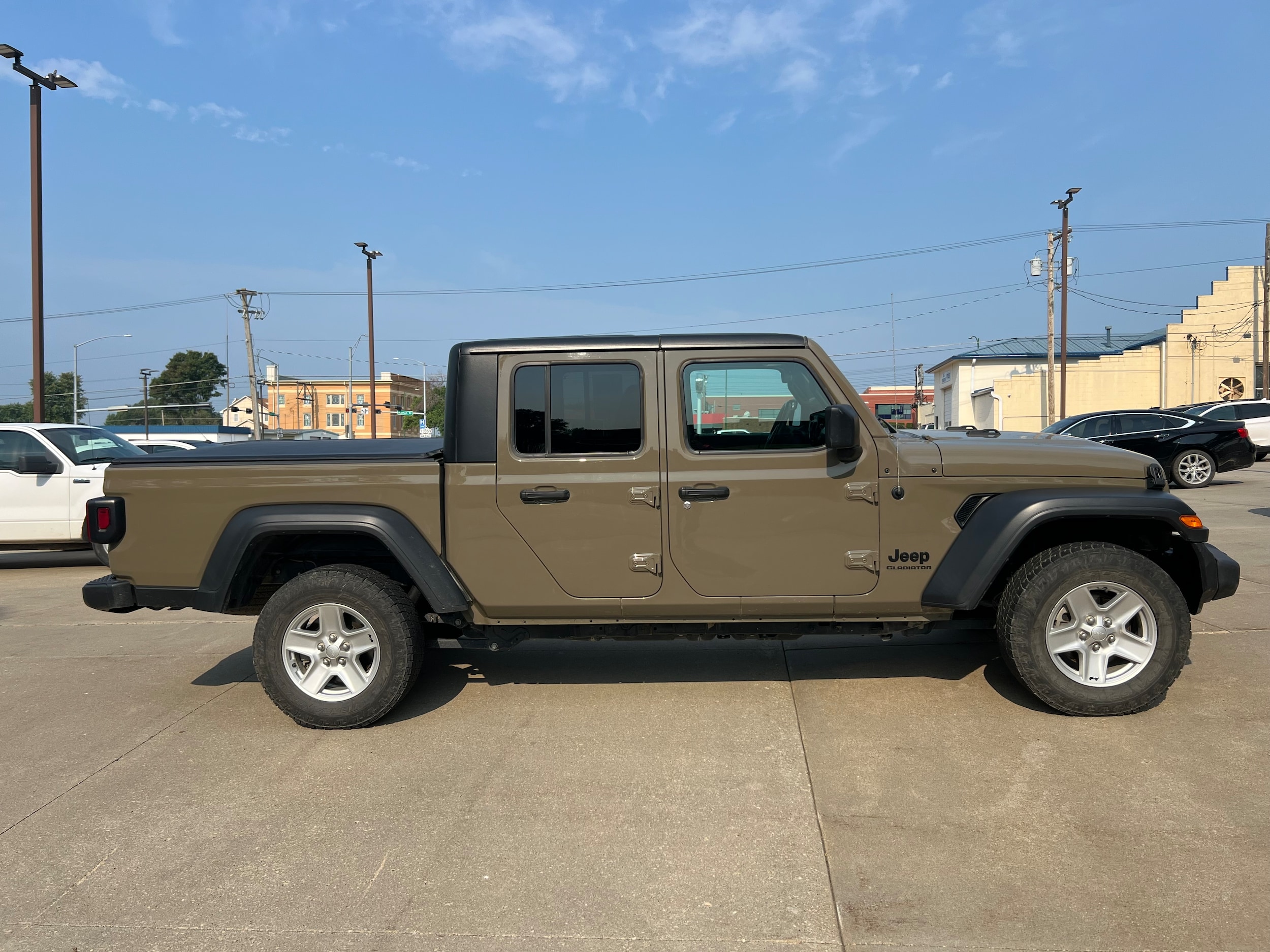 Used 2020 Jeep Gladiator Sport S with VIN 1C6HJTAG6LL165543 for sale in Kansas City
