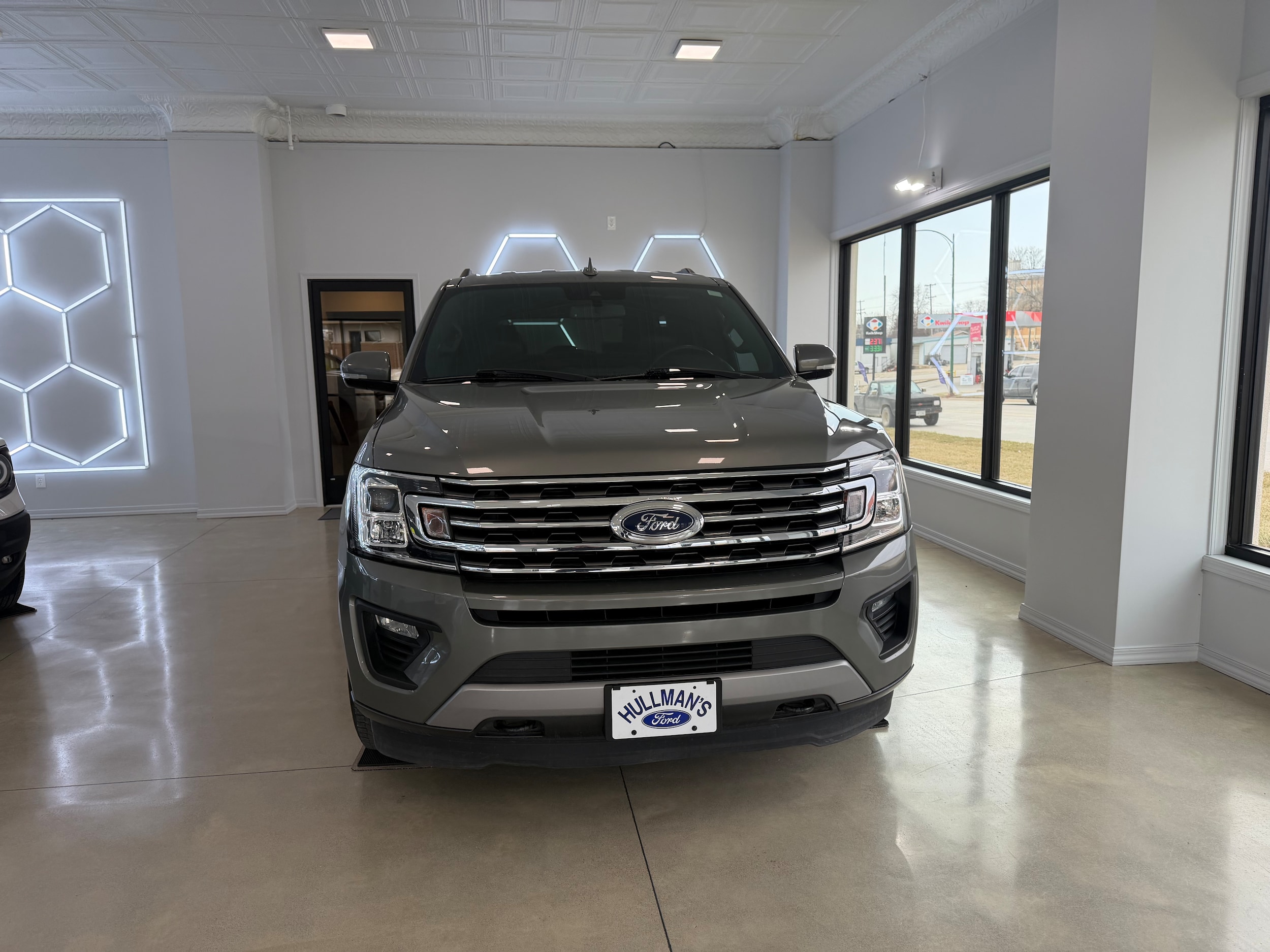 Used 2019 Ford Expedition XLT with VIN 1FMJU1JT2KEA77333 for sale in Kansas City