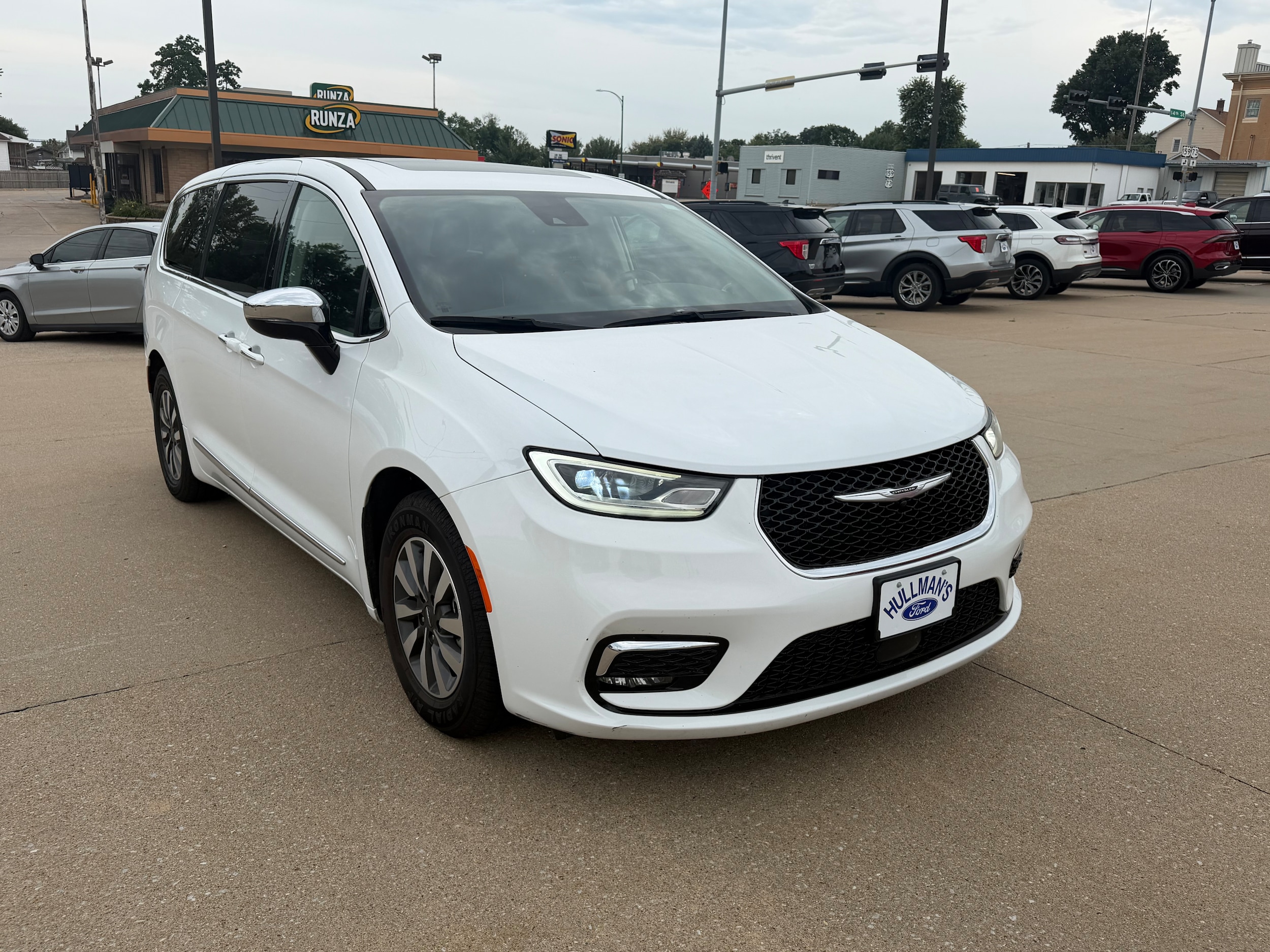 Used 2023 Chrysler Pacifica Hybrid Limited with VIN 2C4RC1S76PR630541 for sale in Kansas City