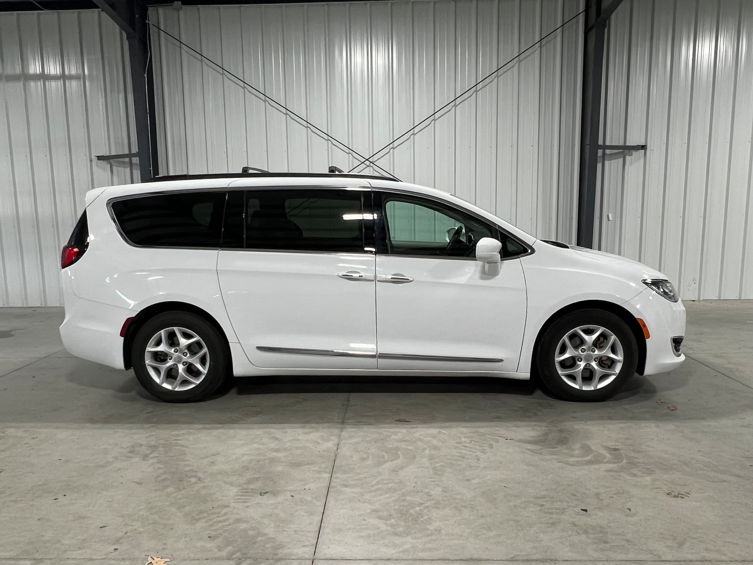 Used 2017 Chrysler Pacifica Touring-L with VIN 2C4RC1BG3HR831458 for sale in Kansas City