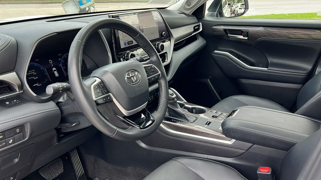 Used 2023 Toyota Highlander Limited SUV