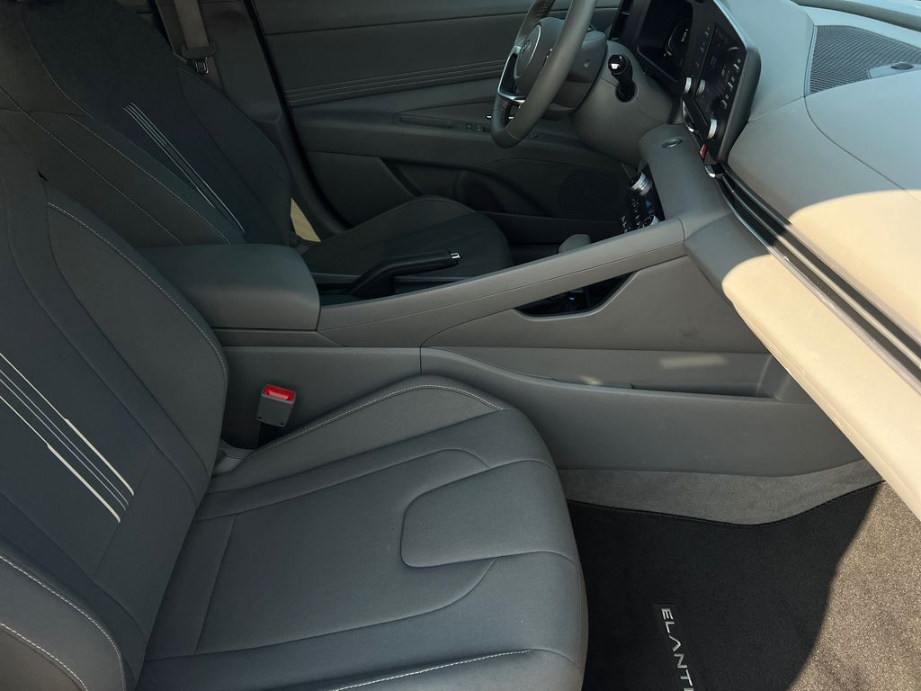 2025 Hyundai Elantra SEL - Photo 7