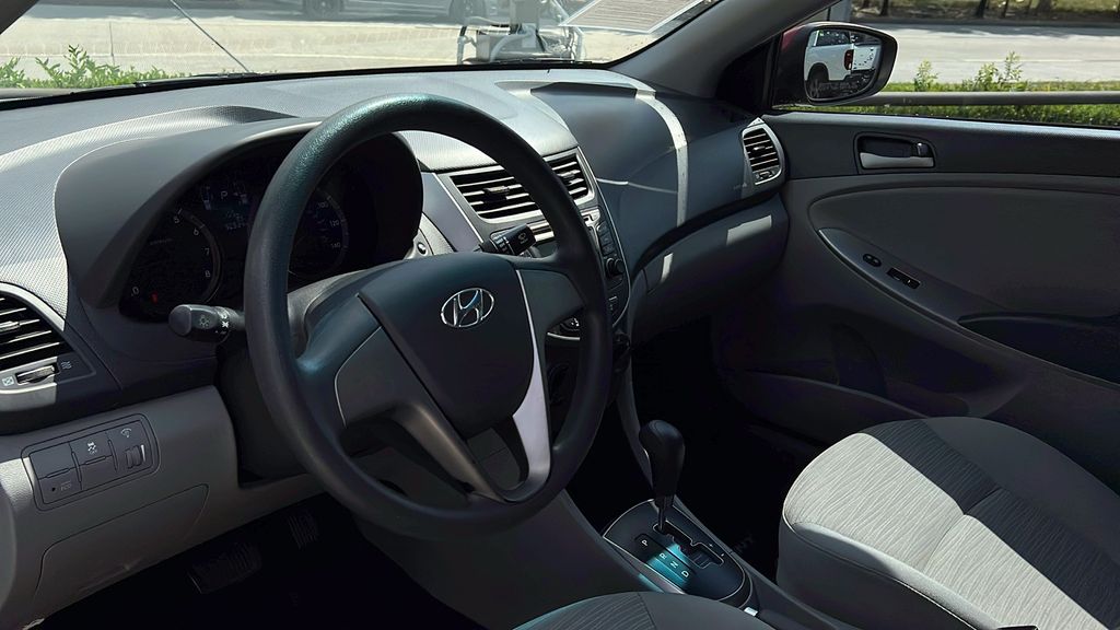 2016 Hyundai Accent SE photo 2