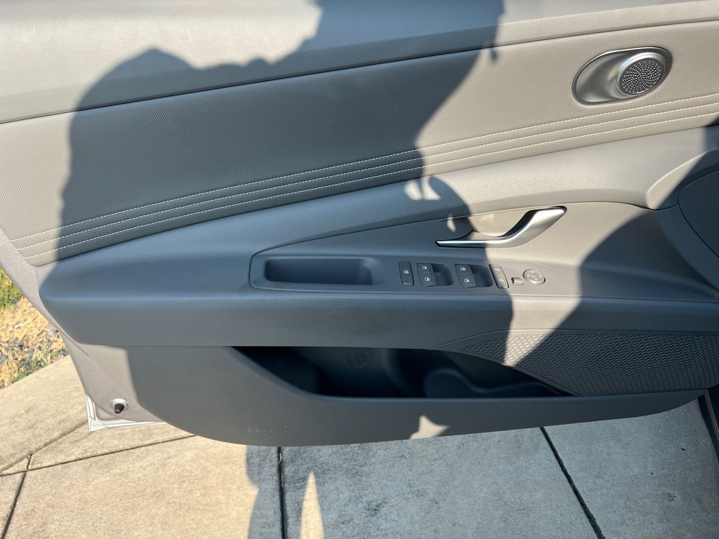 2025 Hyundai Elantra SEL - Photo 16