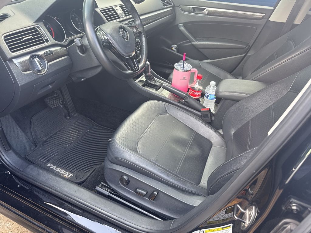 2016 Volkswagen Passat SE photo 2