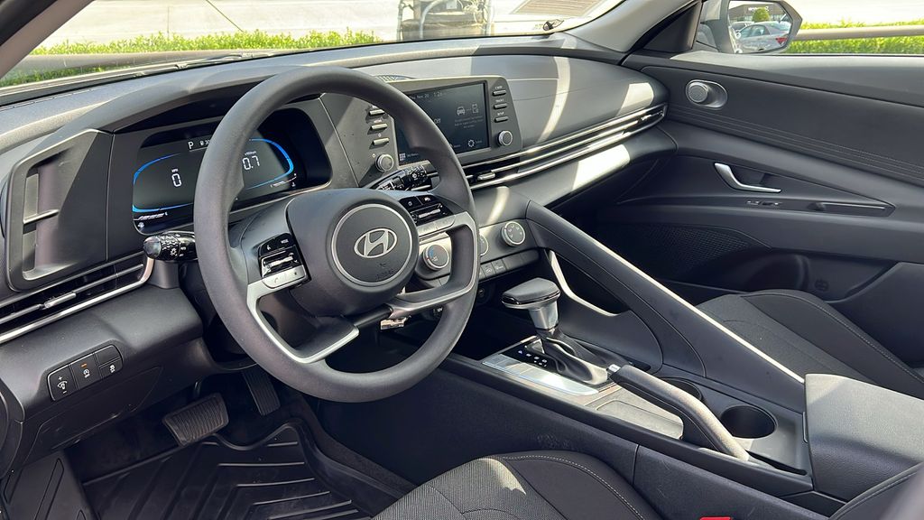 2025 Hyundai Elantra SE photo 2