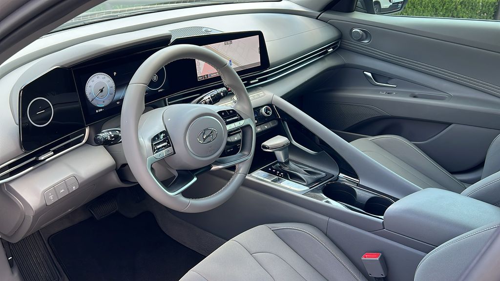 2023 Hyundai Elantra SEL photo 2