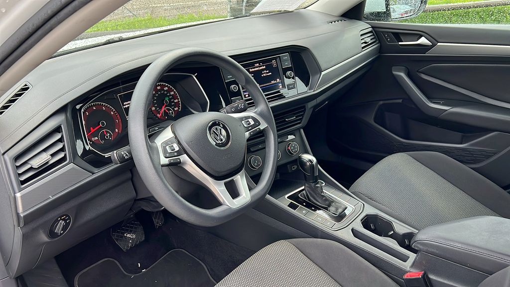 2019 Volkswagen Jetta SE R-Line photo 2