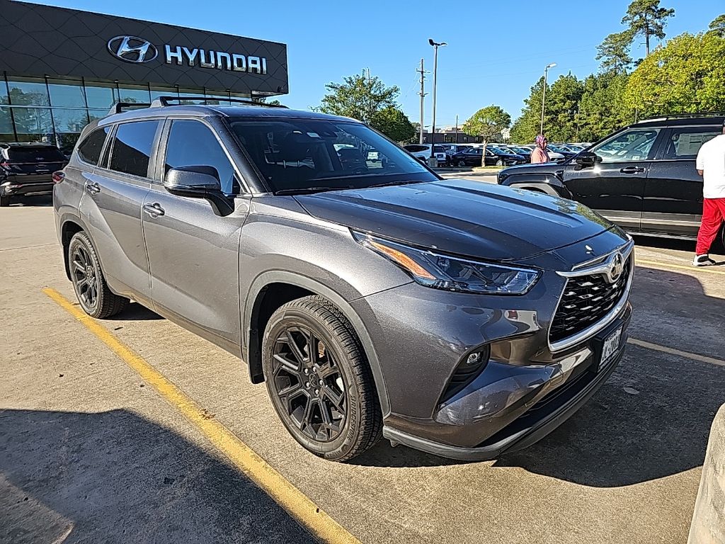 2024 Toyota Highlander photo 2